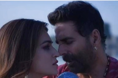 Akshay Kumar Shows Bachchhan Paandey's Romantic Side in New Song Meri Jaan with Kriti Sanon