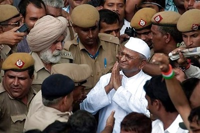 Scuffle between Anna supporters and mediapersons