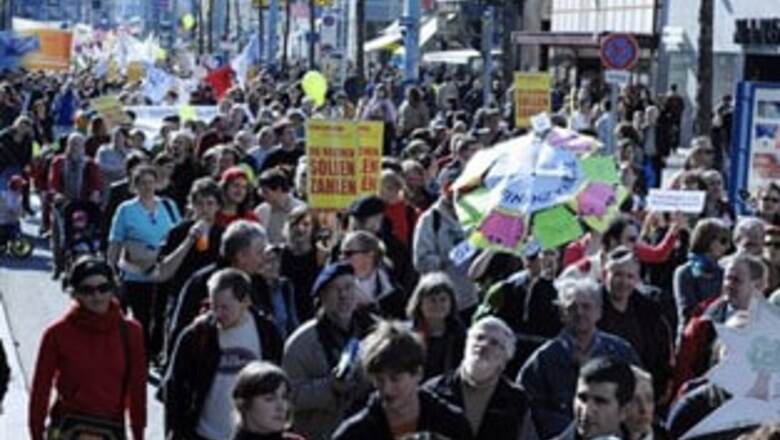 G-20 protesters jam downtown London, target banks