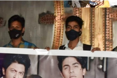 Aryan Khan Case: Shah Rukh Khan Fans Gather Outside Mannat with Placards and Posters