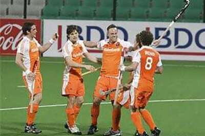 Dutch ease past Kiwis to close in on semis