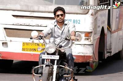 Tamil Review: 'Naan' is racy and appealing