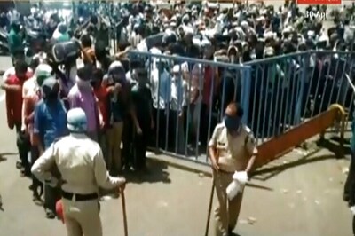 Crowd of Hundreds of Migrant Workers Stopped at MP Border, Social Distancing Norms Ignored