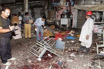 Bomb blast at market street in Pakistan kills four