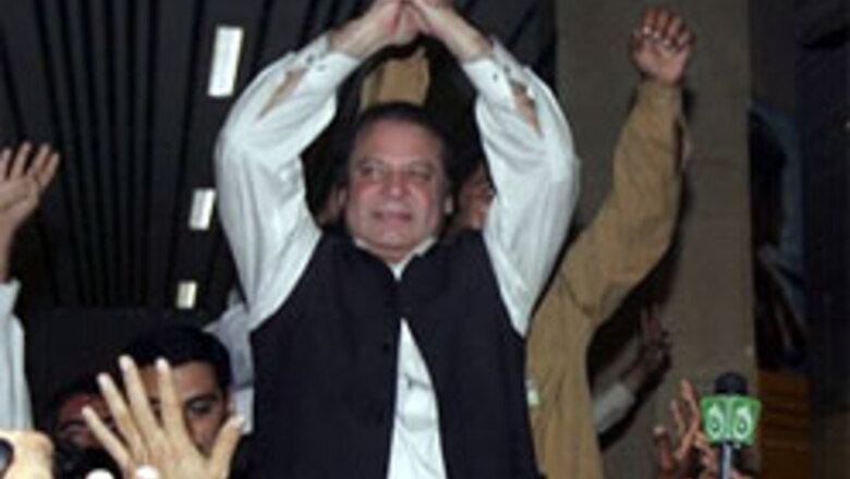 Sharif returns, says won't bend before Musharraf