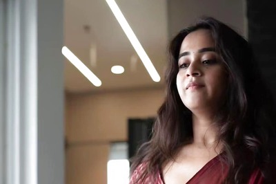 In This Minimalistic Maroon Saree, Deepthi Sunaina Is Dancing Her Way Into Our Hearts