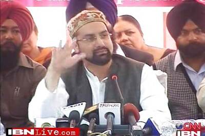 Mirwaiz hopes Kashmir peace talks will resume after elections