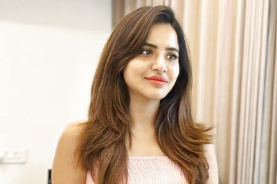 Bigg Boss Telegu Fame Ashu Reddy is Hotness Personified in Pink Bralette And Trousers