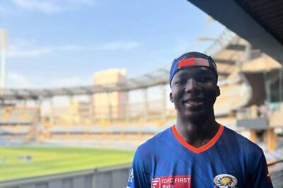 IPL 2024: Hardik Pandya Welcomes Kwena Maphaka to Mumbai Indian Squad | WATCH