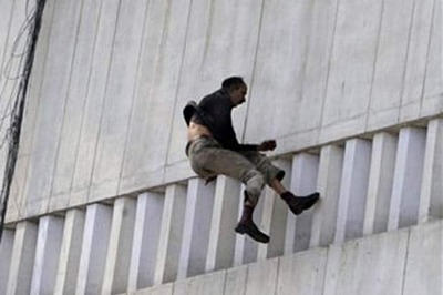 Snapshot: People plunging to their deaths from burning building in Pakistan