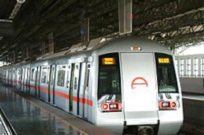 Woman kills self on metro tracks