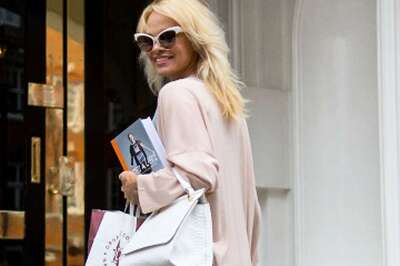 Pamela Anderson Has a Present for Julian Assange. A Vegan Meal