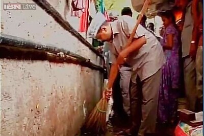 Clean Up India: Arvind Kejriwal cleans choked drains near PM Modi's house