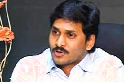 Jagan defies Sonia, will resume yatra