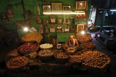 Wholesale inflation dips to historic - 4.05%; industry demands rate cut