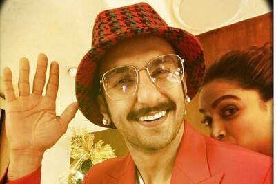 Ranveer Singh and 'Little Elf' Deepika Padukone Wish Fans a Merry Christmas With This Adorable Pic