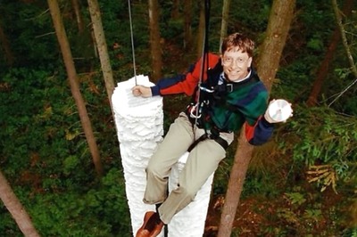 When Bill Gates Sat On Gigantic Stack Of Paper Just To Illustrate Memory Of A CD-ROM