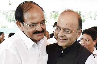 'Multi-faceted Personality': VP Venkaiah Naidu Pays Tributes to Arun Jaitley on First Death Anniversary