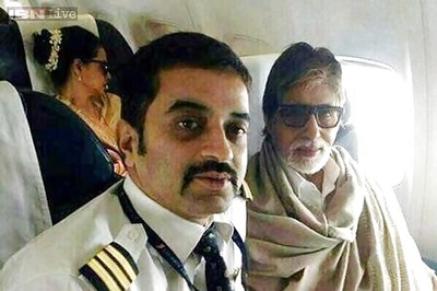 Snapshot: Rekha and Amitabh Bachchan photographed on the same flight?