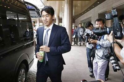 Kagawa signs 4-year deal at Man United