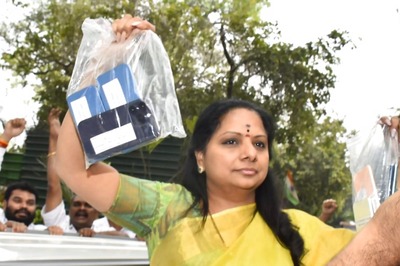 WATCH | Before Reaching ED Office, Kavitha's Dramatic Appearance with 'Black and Blue Proof'