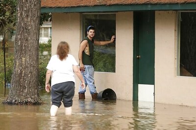 Storms snarl US travel, threaten rare winter tornadoes; over 40 dead so far
