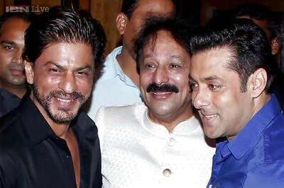 A year later, SRK, Salman hug each other again with a smile at iftaar party