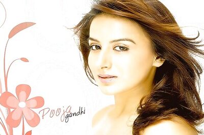 Is Pooja still in the Kannada film ' Hoovi' ?