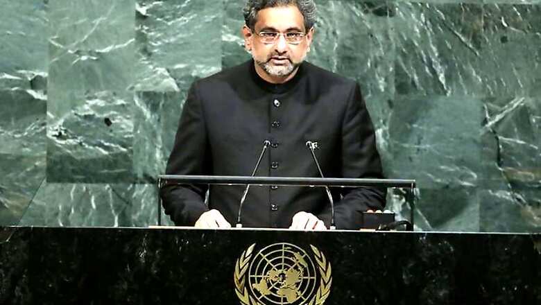 Pakistan PM Hands Over Dossier on Kashmir to UN Chief