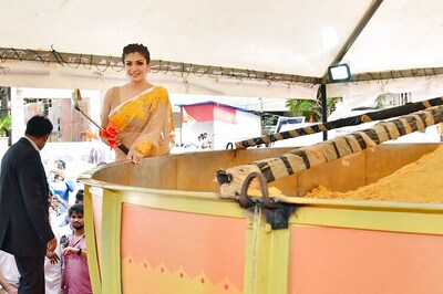 Raveena Tandon visits Andheri Cha Raja, unveils world's biggest Besan Ladoo