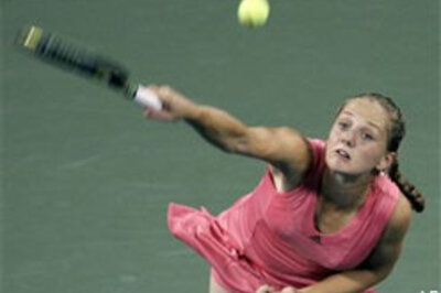 Federer survives Lopez, to meet Roddick in QFs