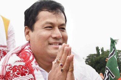 CM Sarbananda Sonowal Presents Rs 20 Lakh Cheque to Wife of Assam Rifles Jawan Killed in Militant Attack
