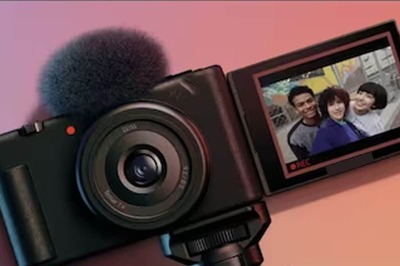 Young Girl Attempt To Pinch-Zoom Old Digital Camera Is Peak Gen-Z Vs Millenial Moment