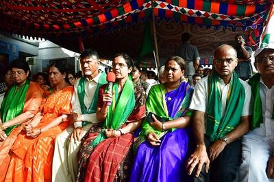 Chandrababu Naidu's Wife Donates Bangles for 'Save Amaravati' Movement of Farmers