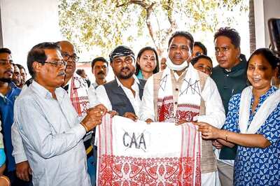 Congress Looks to Wrap Up Victory in Assam Polls With Humble 'Gamosa' Even as BJP Tugs at Other End