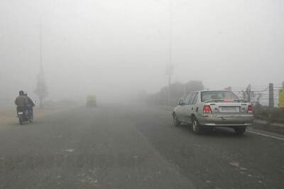 Over 100 Trains, 10 Flights Delayed as Dense Fog Blankets Delhi; Air Quality Drops to 'Severe'