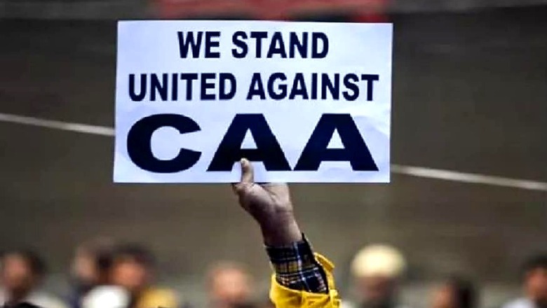 Thousands of Anti-CAA Protestors Hold Night-long Dharna at Esplanade in Kolkata