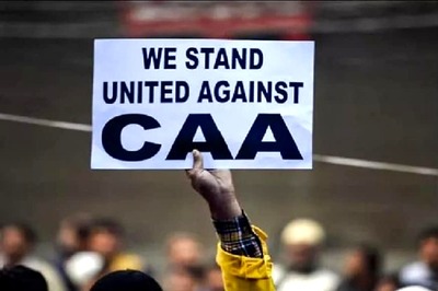 Thousands of Anti-CAA Protestors Hold Night-long Dharna at Esplanade in Kolkata