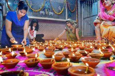Diwali 2017: Know The Significance of Diyas on Deepavali