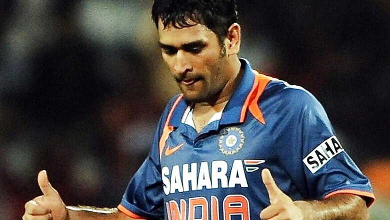 Don't Take Selfies With Celebs, UIDAI tells Staff to Avoid Dhoni-like Episodes