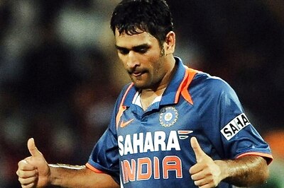 Don't Take Selfies With Celebs, UIDAI tells Staff to Avoid Dhoni-like Episodes