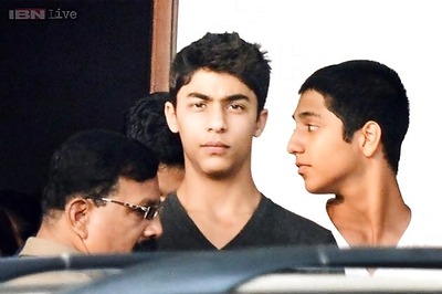 Snapshot: Aryan Khan spotted with father Shah Rukh at the Mumbai aiport
