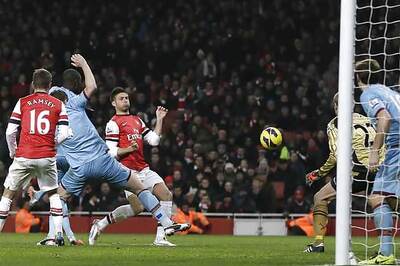 Giroud shines as clinical Arsenal thump West Ham 5-1