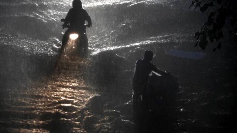 Mumbai crawls after heavy rains, 1 dead, traffic hit