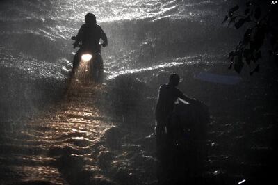 Mumbai crawls after heavy rains, 1 dead, traffic hit