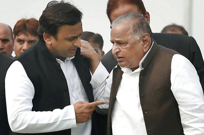 Has Mulayam Singh Yadav Finally Tapped Out to His Son Akhilesh?