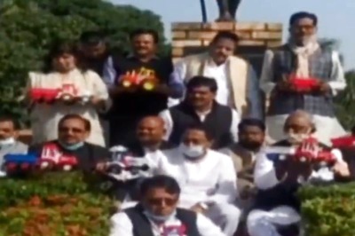 MP Congress Junks Protest Atop Tractors, Holds Sit-in at State Assembly to Show Support for Farmers