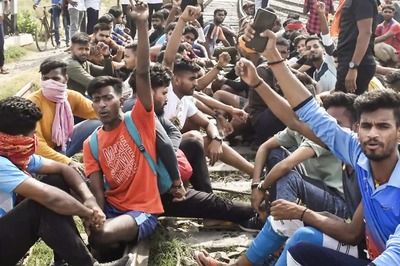 Anti-Agnipath Stir: Job Aspirants Block Road, Rail Traffic, Bogie Torched in Bihar, Stone Pelting in Gurugram