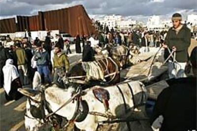 Palestinians storm into Egypt from Gaza Strip