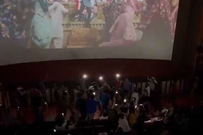 Dunki: Shah Rukh Khan’s Fans Go Beserk, Dance To Lutt Putt Gaye During 1st Day 1st Show; Watch Viral Video